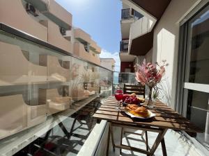een tafel met een bord eten op een balkon bij Sunset in Armação de Pêra