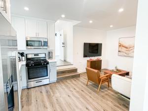 cocina y sala de estar con fogones y mesa en Cozy Habitat, en Los Ángeles