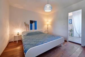 - une chambre avec un lit et une couette bleue dans l'établissement Valesi holiday home, à Rakalj