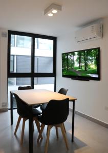 Μια τηλεόραση ή/και κέντρο ψυχαγωγίας στο Convenient One Bedroom Condo w/ elevator