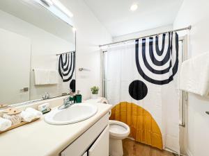 uma casa de banho com um lavatório, um WC e um chuveiro em Comfy 2-bedroom home in Hollywood em Los Angeles
