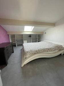 um quarto com uma cama e uma cómoda em Duplex 80m2 à 5mins de la plage em Le Lavandou