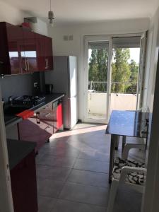 Kuchyň nebo kuchyňský kout v ubytování NICE PARC PHOENIX