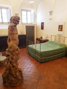 una camera con letto e scultura di un orso di Bed and Breakfast del Duca a Pistoia