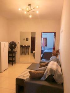 a living room with a couch and a dining room at Studio Lindo no coração de Picos in Picos +8 photos
