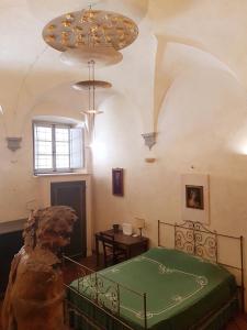 una habitación con una cama y una estatua en ella en Bed and Breakfast del Duca, en Pistoia