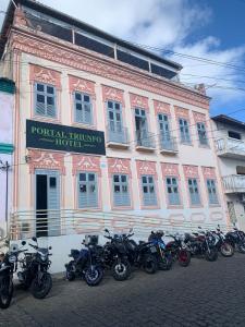 a row of motorcycles parked in front of a building at Hotel Portal Triunfo in Triunfo