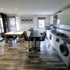 une cuisine avec une table et une salle à manger dans l'établissement Appartement T3 8eme Marselle St Anne Proche plage, à Marseille