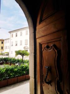 una puerta de madera en un edificio con ventana en Bed and Breakfast del Duca, en Pistoia