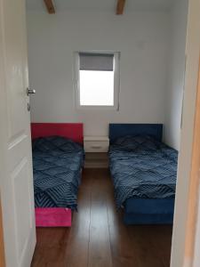 een kleine kamer met 2 bedden en een raam bij Radusha Open 