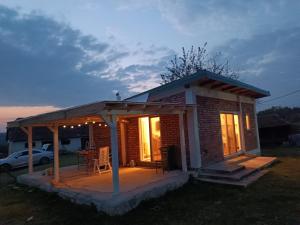 een klein huis met een veranda en een tafel bij Radusha Open 