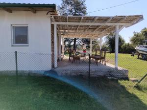 حديقة خارج Vila Sreten, Tenis i basket kuća