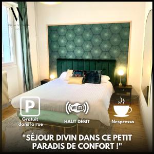 - une chambre avec un lit doté d'une tête de lit verte dans l'établissement Villa Vichéia - Appartement 24, à Vichy