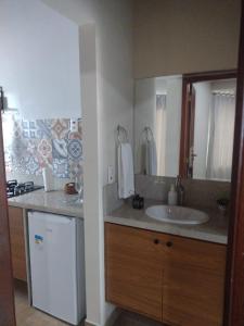 uma casa de banho com um lavatório e um balcão com um espelho em Pousada Casa no Sitio em Santa Teresa