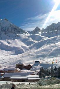 een met sneeuw bedekte berg met een skigebied erop bij La Mongie pied des pistes in La Mongie