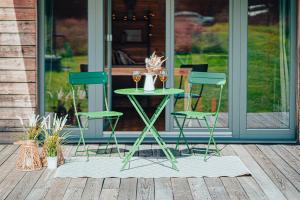 einen Tisch und zwei Stühle auf einer Veranda in der Unterkunft Chata louka in Pilsen