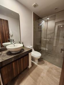a bathroom with a sink and a toilet and a shower at Hermoso y nuevo departamento en Nuevo Vallarta in Jarretadera