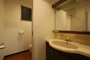 a bathroom with a sink and a mirror at TOKYO HOUSE INN - Vacation STAY 52051v in Tokyo