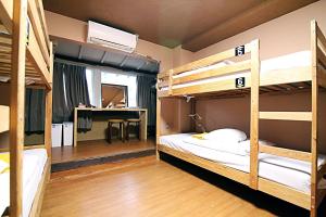 a room with two bunk beds and a desk at TOKYO HOUSE INN - Vacation STAY 52051v in Tokyo