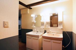 a bathroom with two sinks and a mirror at TOKYO HOUSE INN - Vacation STAY 51871v in Tokyo