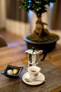 una tazza di caffè e una teiera sul tavolo di City Loft 2 (Stamatina's Luxury Apartments) a Alexandroupoli