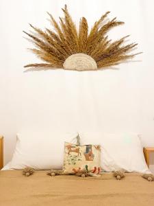 una camera da letto con un letto con una pianta sul muro di Desart Hostel ad Agadir