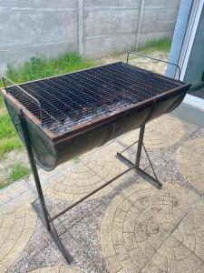 - un barbecue installé au-dessus d'une terrasse dans l'établissement Hermosa Casa El Tabo nueva en condominio, à El Tabo