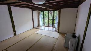 una habitación vacía con una habitación con ventana en Former inn "Oyado Wada-juku" - Vacation STAY 16383v, en Nagawa