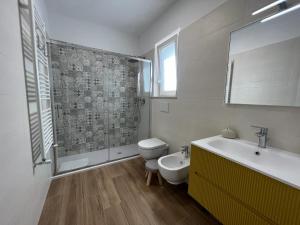 W łazience znajduje się umywalka, toaleta i prysznic. w obiekcie Il Riccio w mieście Bari
