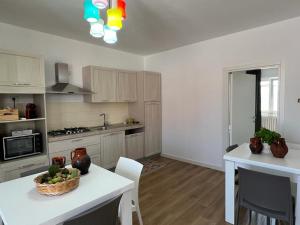 a kitchen with a table with a basket of fruit on it at Il Riccio in Bari