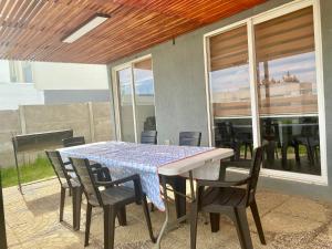 einen Tisch und Stühle auf einer Terrasse in der Unterkunft Hermosa Casa El Tabo nueva en condominio in El Tabo