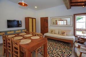 蒂拉登蒂斯的住宿－Sua Casa Tiradentes，一间带桌子和沙发的用餐室