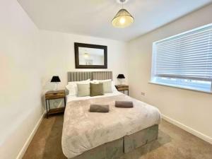 Un dormitorio con una cama grande y una ventana en Folkestone 3 Bedroom with private parking and EV car outlet near M20 easy access to Eurotunnel, Dover & Dungeoness, en Sandgate