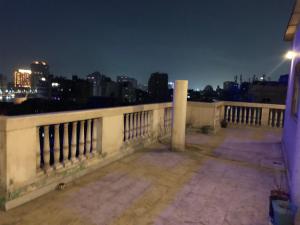 uma vista para a cidade a partir de uma varanda à noite em Female Room only with a nile view roof no Cairo
