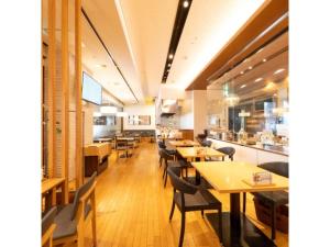um restaurante com mesas e cadeiras de madeira e uma cafetaria em Hotel Terrace The Square Hitachi - Vacation STAY 21902v em Hitachi
