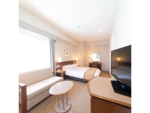 日立市にあるHotel Terrace The Square Hitachi - Vacation STAY 21910vのベッドとテレビが備わるホテルルームです。