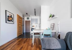 ein Wohnzimmer mit einem Sofa und einem Tisch in der Unterkunft Apartament doris doris in Posen