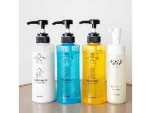 cuatro botellas de productos para el cabello sentadas en un mostrador en Hotel Terrace The Square Hitachi - Vacation STAY 21922v, en Hitachi
