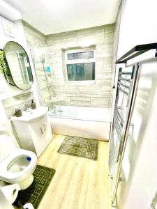 ein Badezimmer mit einem WC, einem Waschbecken und einer Badewanne in der Unterkunft Charter House with good Wifi in Chatham