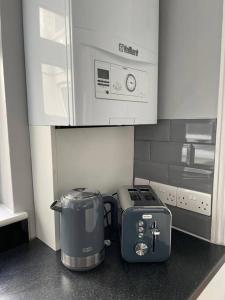 eine Küche mit einer Arbeitsplatte mit einem Toaster und einem Gerät in der Unterkunft Charter House with good Wifi in Chatham