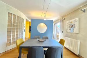 une salle à manger avec une table bleue et des chaises dans l'établissement Perles des Alpes, à Combloux
