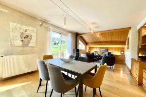 - une cuisine et une salle à manger avec une table et des chaises dans l'établissement Perles des Alpes, à Combloux