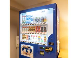 una máquina expendedora llena de botellas de soda en Hotel Terrace The Square Hitachi - Vacation STAY 21932v, en Hitachi