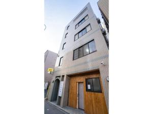 Hakugei Ryokan - Vacation STAY 30349v في طوكيو: مبنى على باب خشبي على شارع