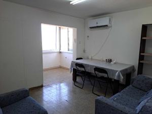- une salle à manger avec une table et deux chaises dans l'établissement Unforgettable cozy corner in Tzfat, à Safed
