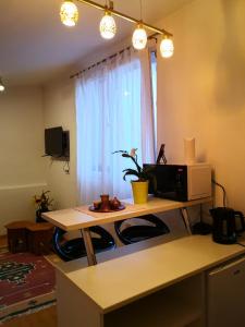 een kamer met een bureau, een magnetron en een raam bij Apartment Bistrik 1 in Sarajevo