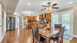 eine Küche mit einem Esstisch und einem Deckenventilator in der Unterkunft Leo Farm Villa - Beautiful Country Retreat villa in La Plata