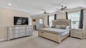 ein Schlafzimmer mit einem Bett und einem Flachbildfernseher in der Unterkunft Leo Farm Villa - Beautiful Country Retreat villa in La Plata