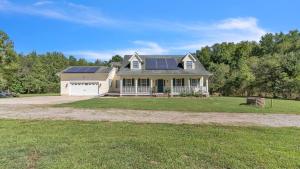 ein Haus mit Sonnenkollektoren auf der Vorderseite in der Unterkunft Leo Farm Villa - Beautiful Country Retreat villa in La Plata