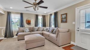 ein Wohnzimmer mit einer Couch und einem Deckenventilator in der Unterkunft Leo Farm Villa - Beautiful Country Retreat villa in La Plata + 23 Fotos